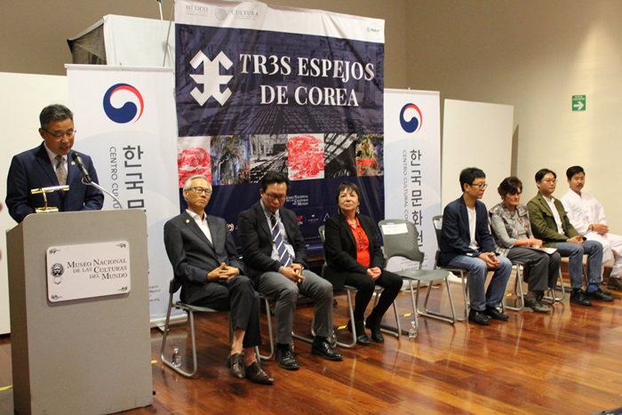 El Ministro de la Embajada de la República de Corea en México, Han Byong Jin dirigiendo unas palabras en la inauguración de la exposición “Tr3s Espejos de Corea” | Alejandra Cruz
